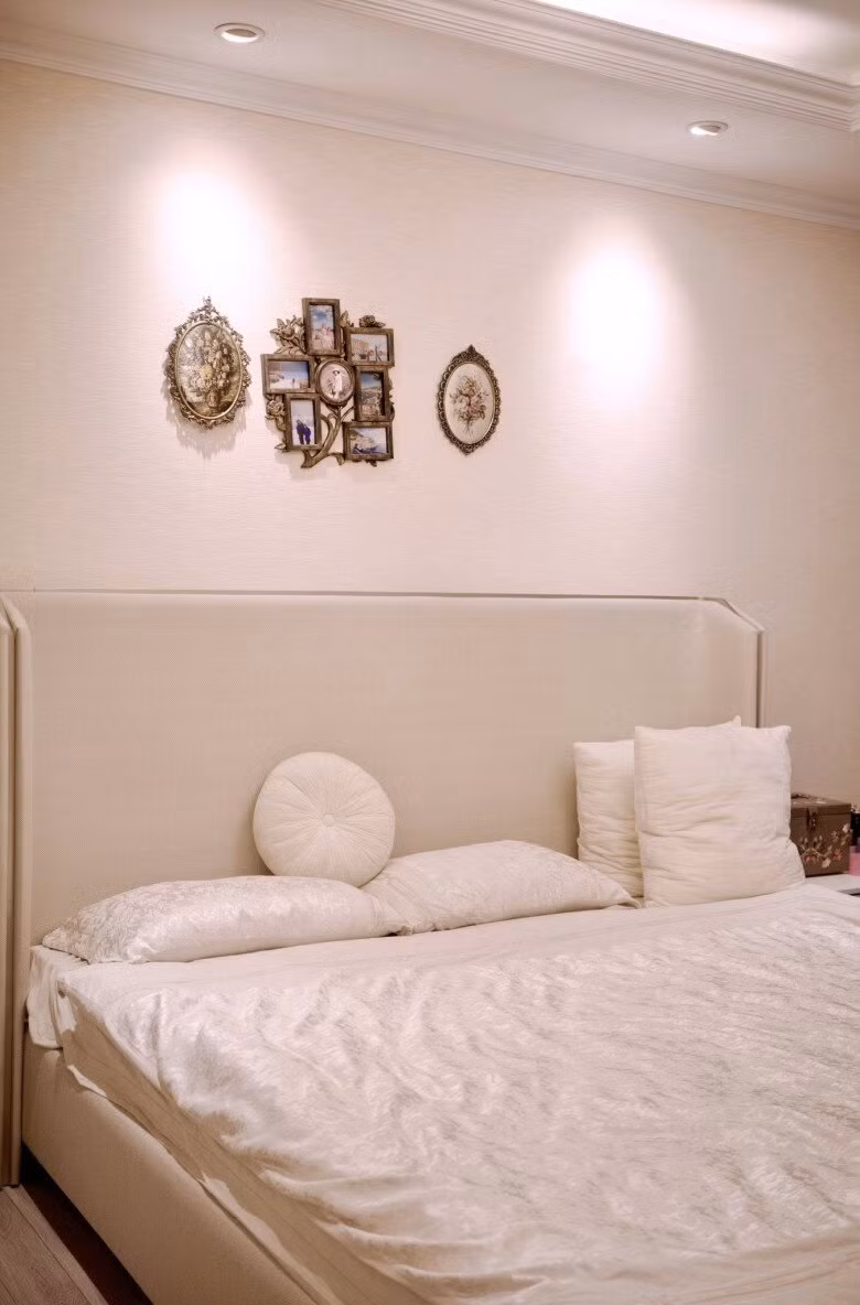 Phòng ngủ tối giản, tinh khôi với gam màu trắng nhẹ nhàng. Ảnh: FBNV