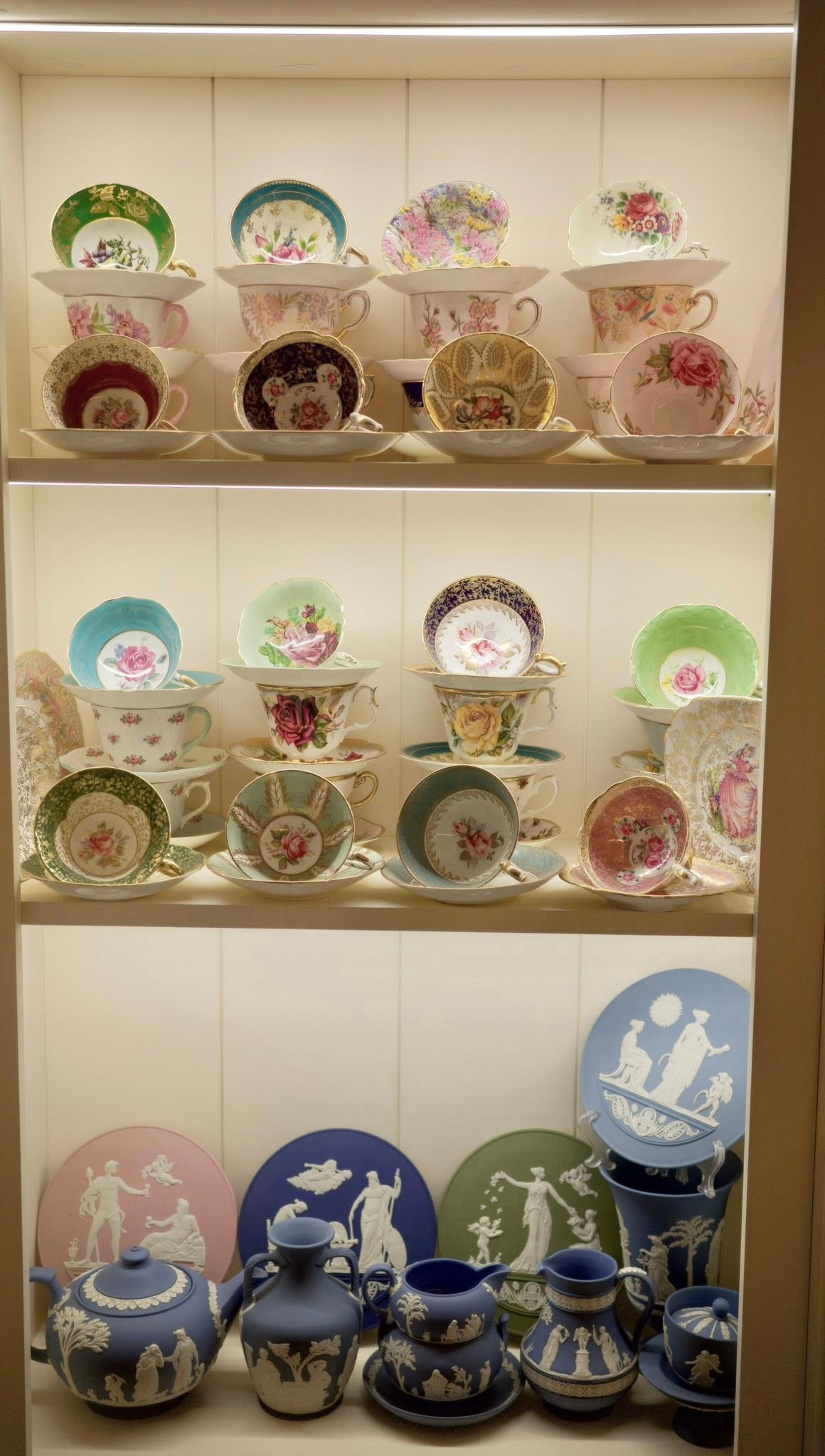 Những chiếc cốc xinh xắn như một vườn hoa trong phòng khách. Ảnh: FBNV