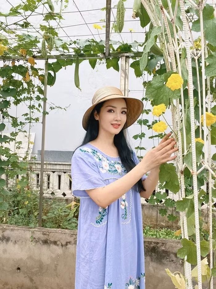 Không chỉ trồng hoa, Giáng My còn trồng rau trên sân thượng. Ảnh: FB Giáng My