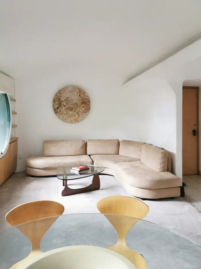 Căn hộ sử dụng tông màu trung tính để tạo sự tương phản với những màu sắc tươi sáng của cảnh quan xung quanh. Ảnh: El Nido De Quetzalcoatl