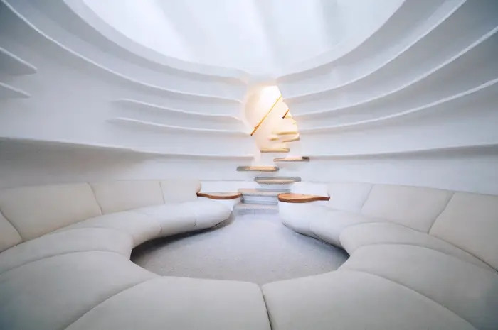 "Quả trứng" là một căn phòng tròn với những bức tường trắng tinh. Ảnh: El Nido De Quetzalcoatl
