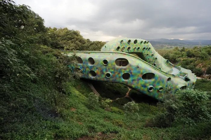 El Nido de Quetzalcóatl được xây dựng trên "địa hình không bằng phẳng", khiến việc tạo ra khu phức hợp uốn lượn trở nên khó khăn. Nơi đây có 10 căn hộ được bao quanh bởi rừng sồi, vườn và đường thủy. Ảnh: El Nido De Quetzalcoatl