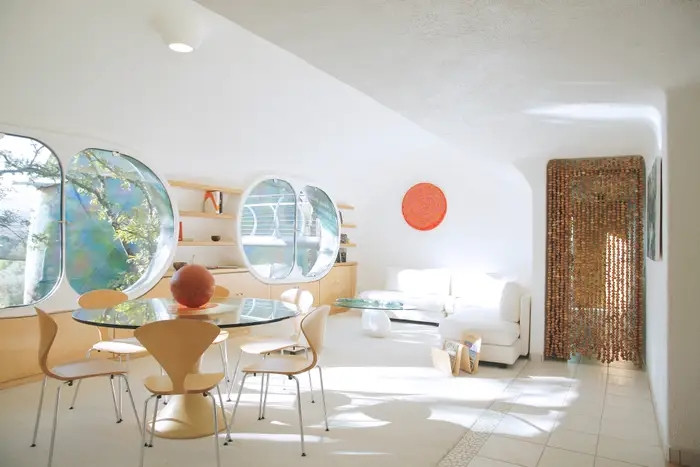 Mỗi căn hộ cao 6,4 mét và rộng 8,5 mét. Các bức tường trong căn hộ có đường cong mềm mại và hình dạng tròn phù hợp với chủ đề con rắn. Ảnh: El Nido De Quetzalcoatl