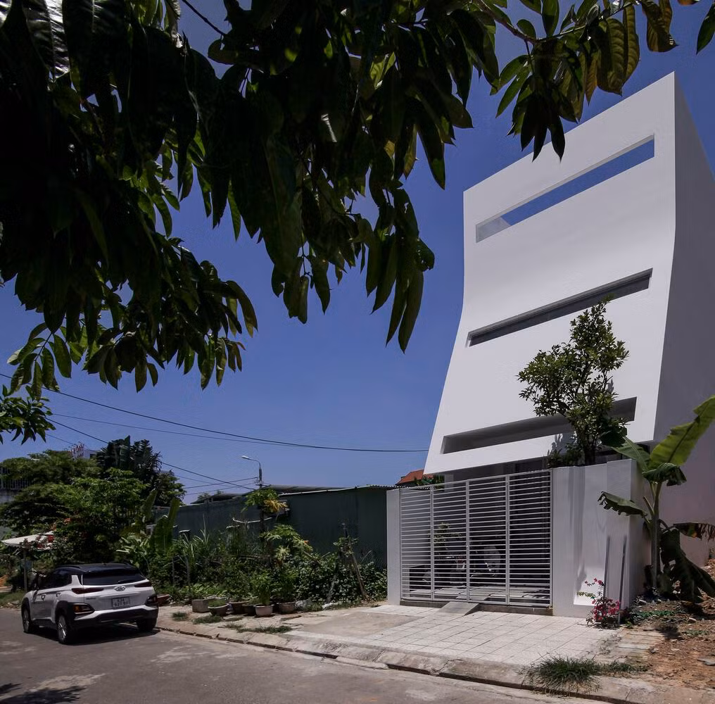 Tọa lạc tại thành phố Đà Nẵng, ngôi nhà được xây trên diện tích 225 m2, mặt tiền hướng về phía Tây. Ảnh: Nguyễn Đình