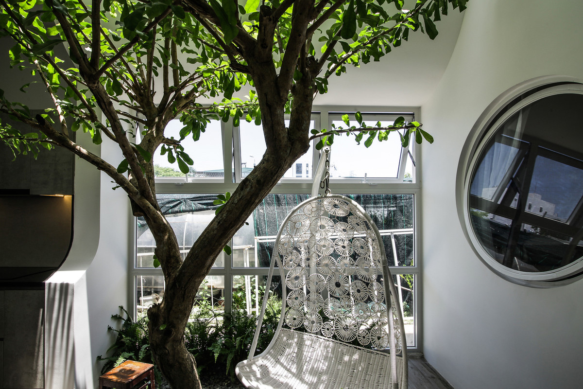 Phòng ngủ cho bà được bố trí tại tầng 1 để không phải leo cầu thang nhiều và tiện tương tác với không gian vườn sau nhà. Ảnh: Nguyễn Đình