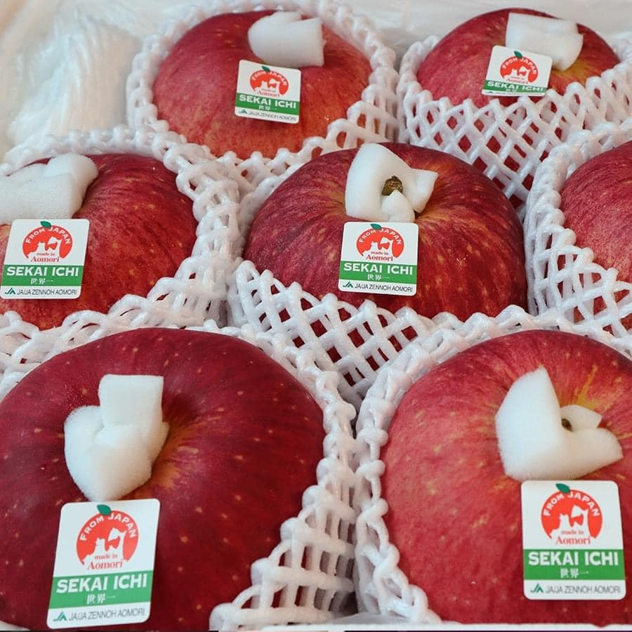 Màu đỏ trên bề mặt trái táo phần lớn được tạo thành bởi lượng ánh sáng mặt trời nhận được trong quá trình trồng trọt. Ảnh: Hoa quả nhập khẩu