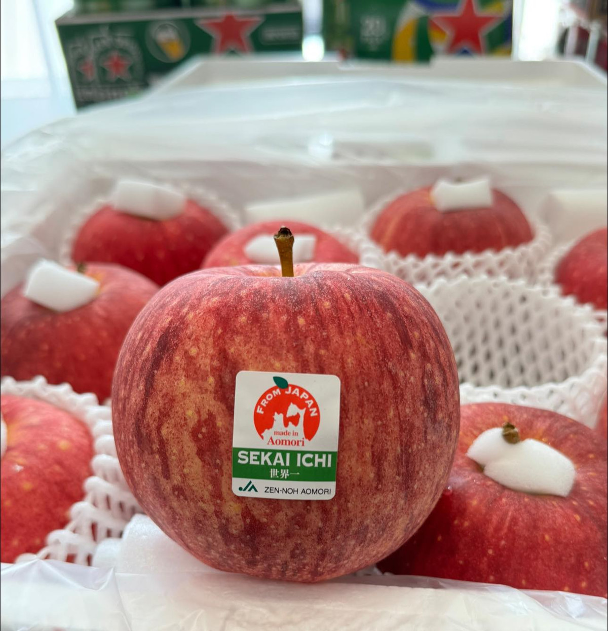 Vỏ táo căng bóng nhẵn mịn, màu sắc bắt mắt, trọng lượng trung bình từ 0,7 – 0,9kg/trái. Ảnh: Kleverfruits