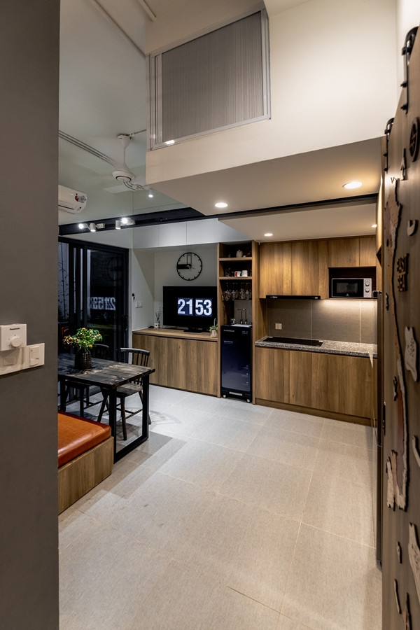 Không gian bếp và phòng khách gộp chung trong một diện tích nhỏ nhưng không gây cảm giác bí bách nhờ sử dụng nội thất tối giản và thiết kế mở. Ảnh: Lưu Quốc Thịnh