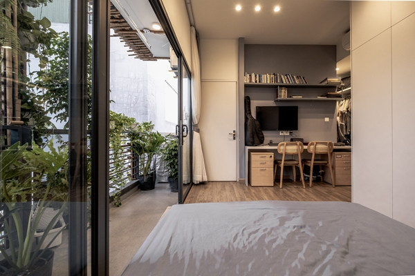 Tầng 3 là phòng ngủ master dành cho bố mẹ, được bố trí đầy đủ công năng cơ bản, bao gồm giường ngủ cỡ lớn, tủ quần áo âm tường và góc làm việc nhỏ tích hợp. Ảnh: Lưu Quốc Thịnh