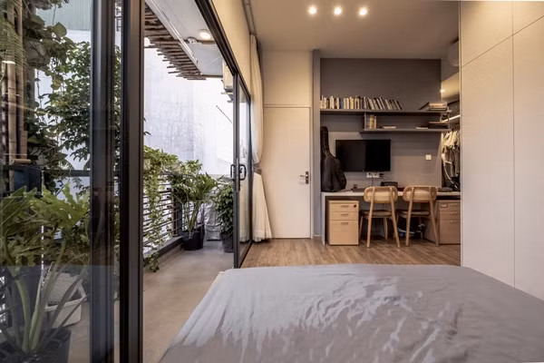 Tầng 3 là phòng ngủ master dành cho bố mẹ, được bố trí đầy đủ công năng cơ bản, bao gồm giường ngủ cỡ lớn, tủ quần áo âm tường và góc làm việc nhỏ tích hợp. Ảnh: Lưu Quốc Thịnh