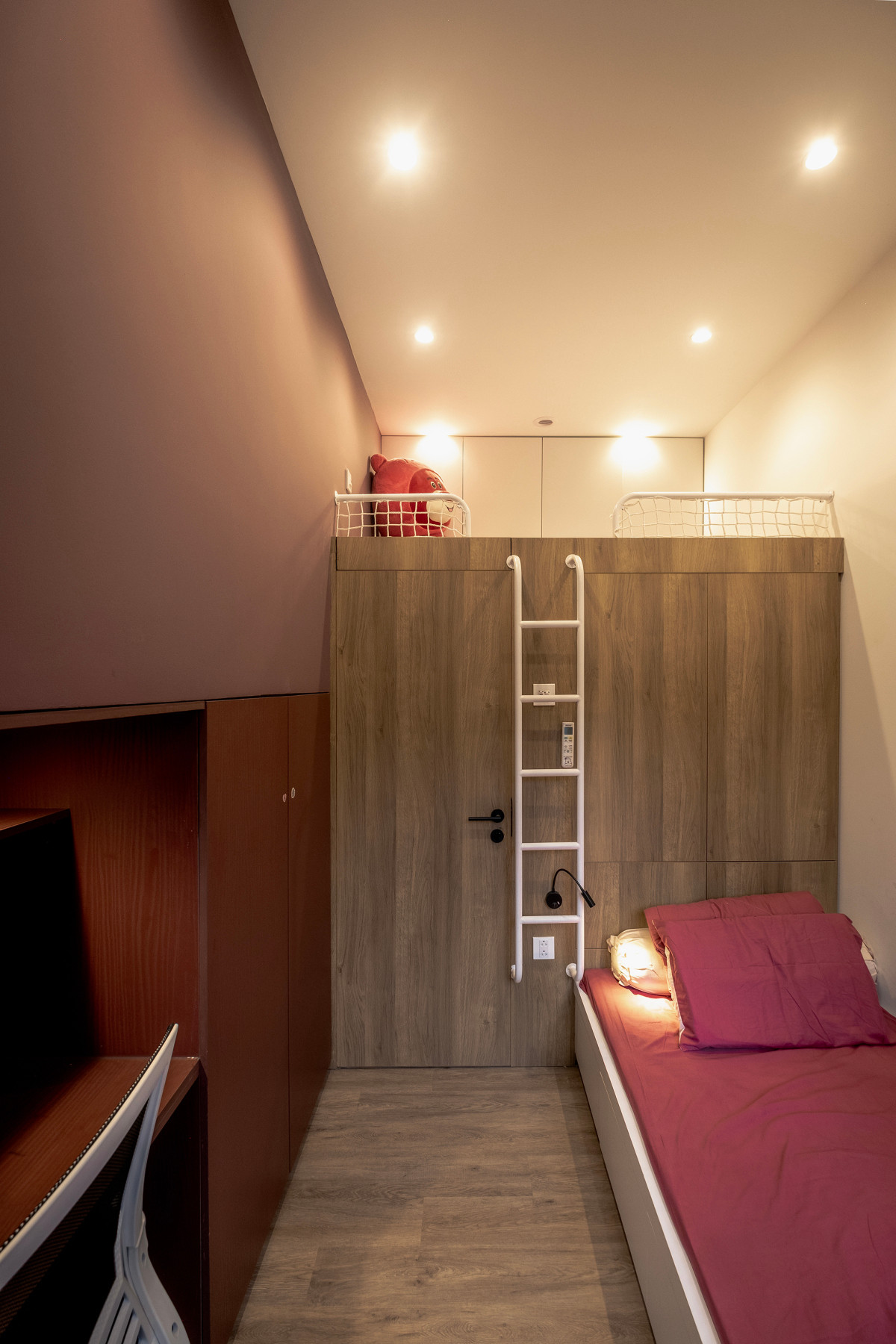 Tầng 2 là phòng ngủ của hai con được thiết kế đa năng với hệ thống giường tầng kết hợp góc học tập. Ảnh: Lưu Quốc Thịnh