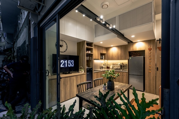 Tầng trệt được bố trí không gian sinh hoạt chung, bếp và phòng khách kết hợp. Ảnh: Lưu Quốc Thịnh