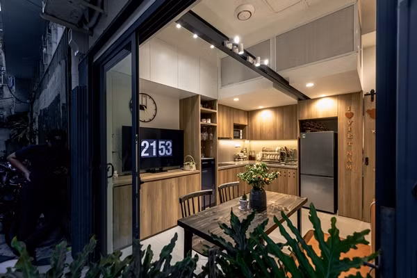 Tầng trệt được bố trí không gian sinh hoạt chung, bếp và phòng khách kết hợp. Ảnh: Lưu Quốc Thịnh