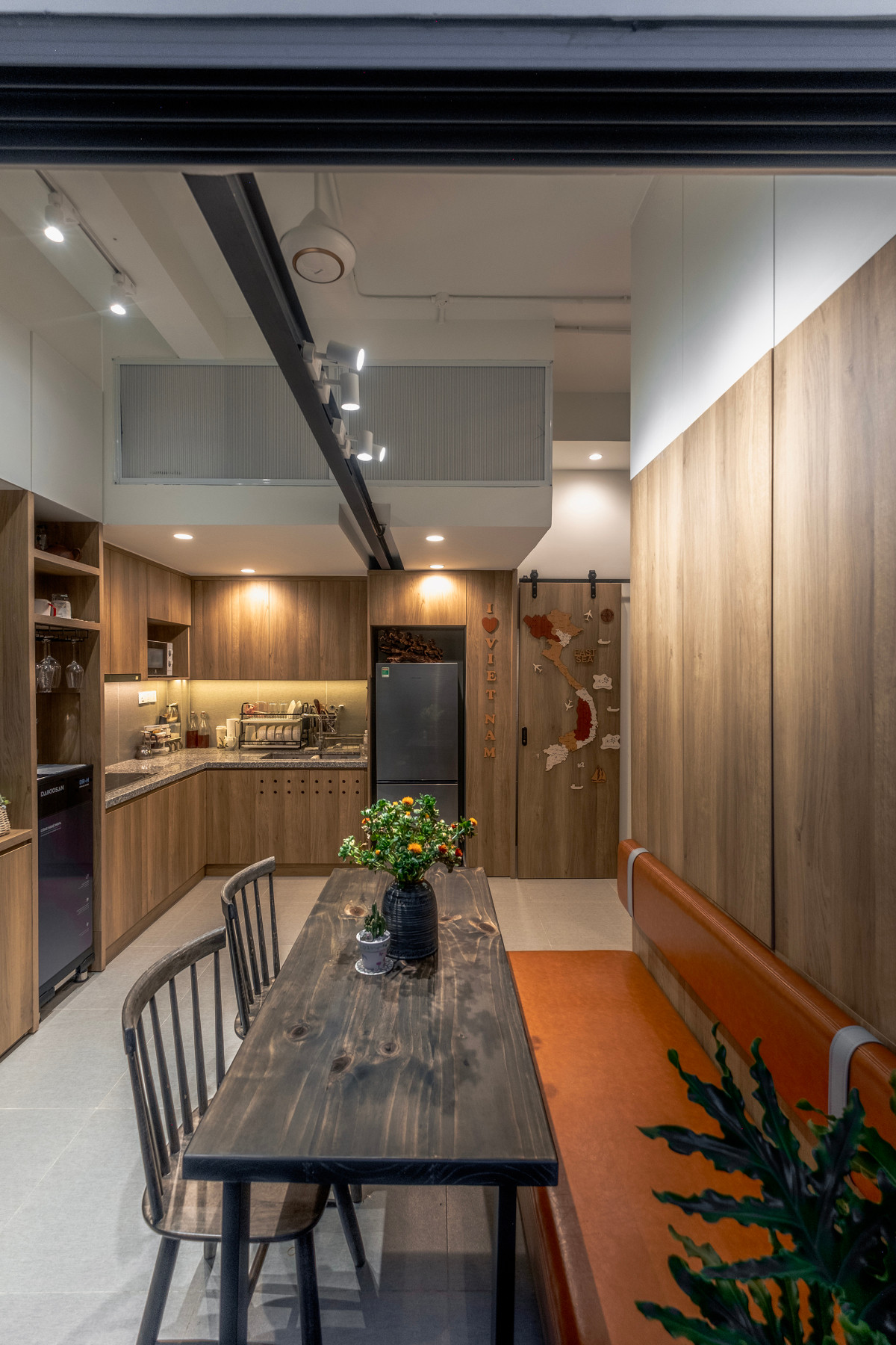 Bàn ăn gắn liền với tường, có thể gập lại khi không sử dụng, giúp tiết kiệm không gian. Ảnh: Lưu Quốc Thịnh