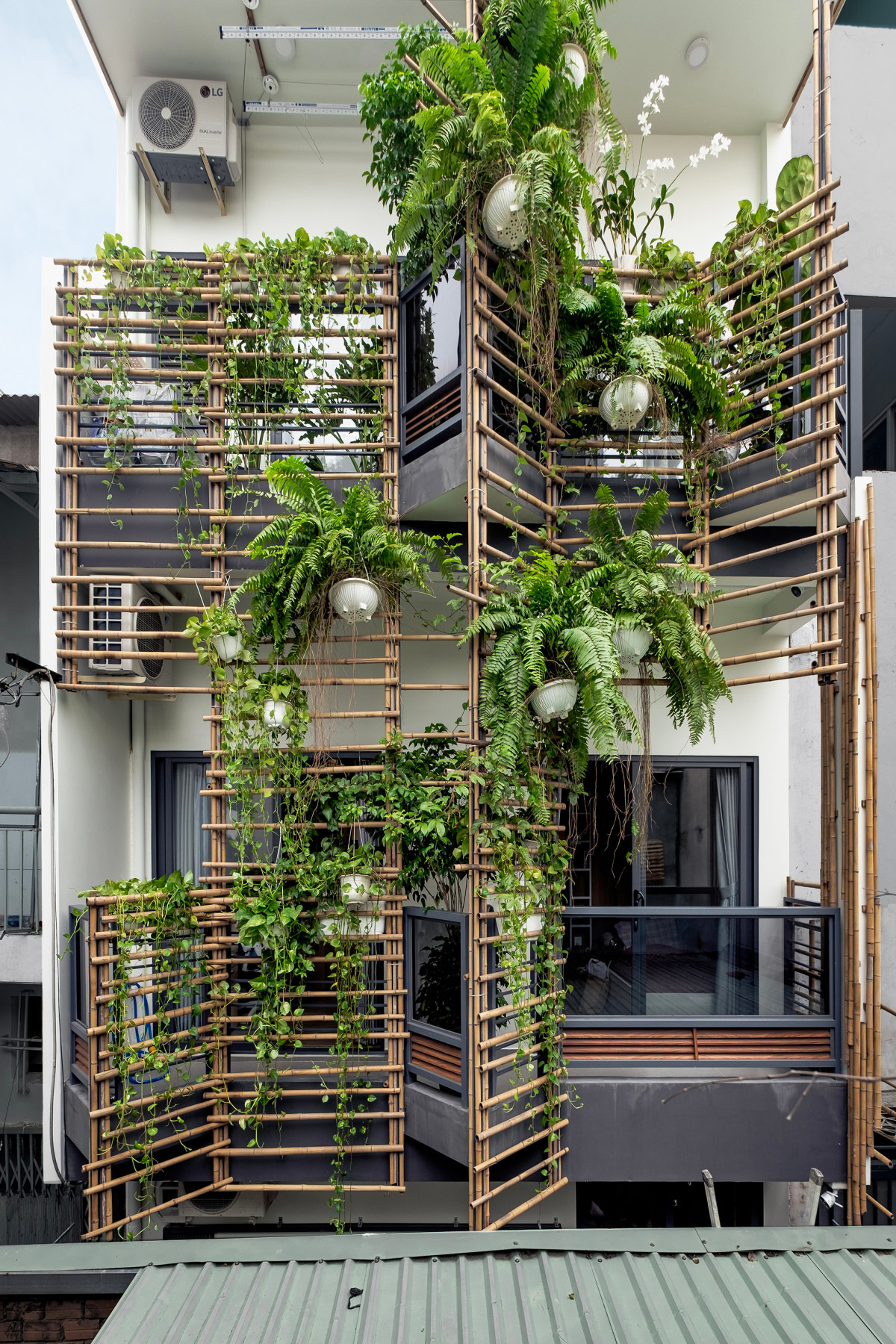 Do diện tích nhỏ, căn nhà thiết kế 3 tầng và áp dụng nhiều giải pháp như tận dụng linh hoạt cao độ sàn để làm gác lửng, giường tầng và không gian đa chức năng; tối ưu hóa từng góc nhỏ cho công năng; kết hợp đưa cây xanh vào trong kiến trúc để tạo cảm giác thoáng mát, gần gũi với thiên nhiên. Ảnh: Lưu Quốc Thịnh