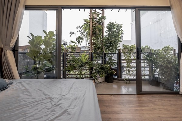 Nhà sử dụng vật liệu kính, thép và gạch kết hợp với màu sắc trung tính, mang lại sự hài hòa và tinh tế. Ảnh: Lưu Quốc Thịnh