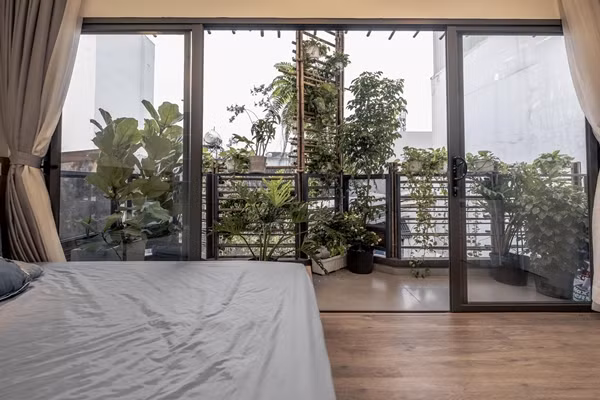 Nhà sử dụng vật liệu kính, thép và gạch kết hợp với màu sắc trung tính, mang lại sự hài hòa và tinh tế. Ảnh: Lưu Quốc Thịnh