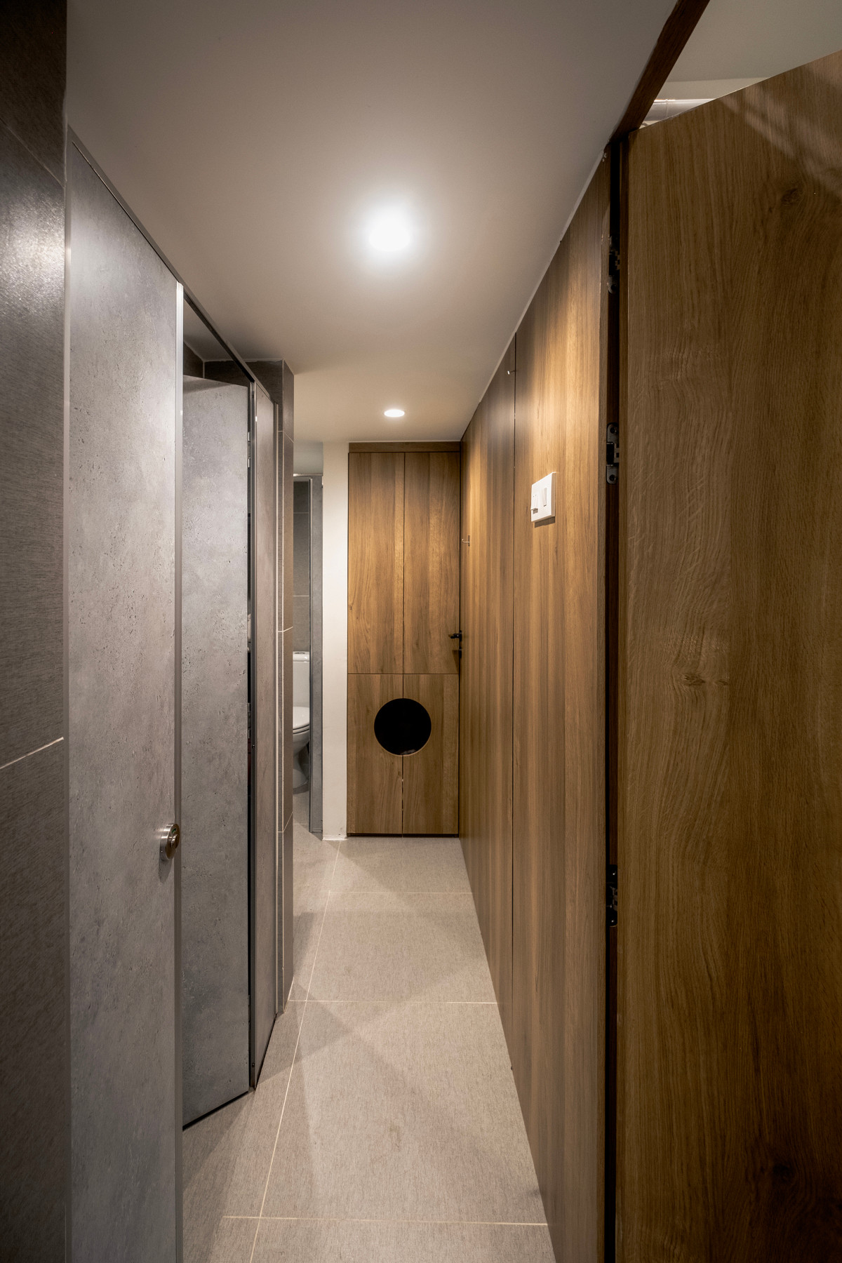 Khu phụ nhỏ gọn được chia thành 3 khoang độc lập: khu tắm, khu vệ sinh, và chậu rửa tay. Ảnh: Lưu Quốc Thịnh