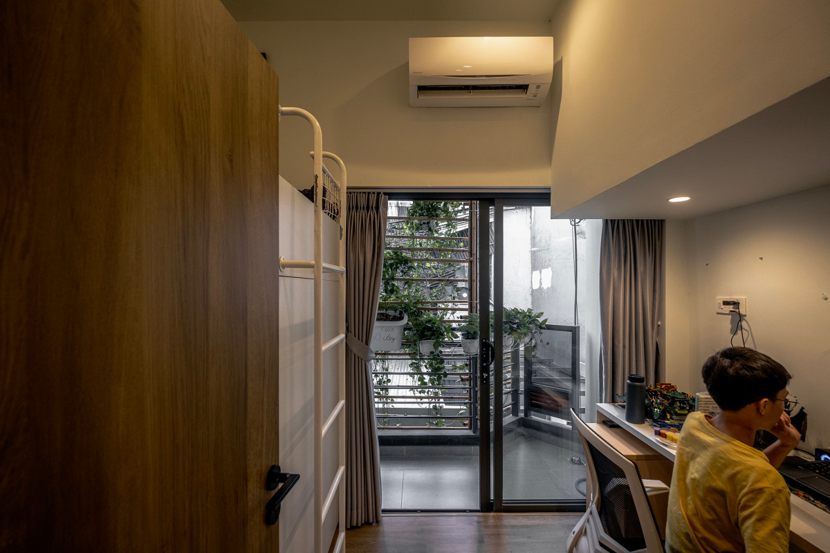 Góc học tập bố trí cạnh cửa sổ để lấy ánh sáng tự nhiên. Ảnh: Lưu Quốc Thịnh