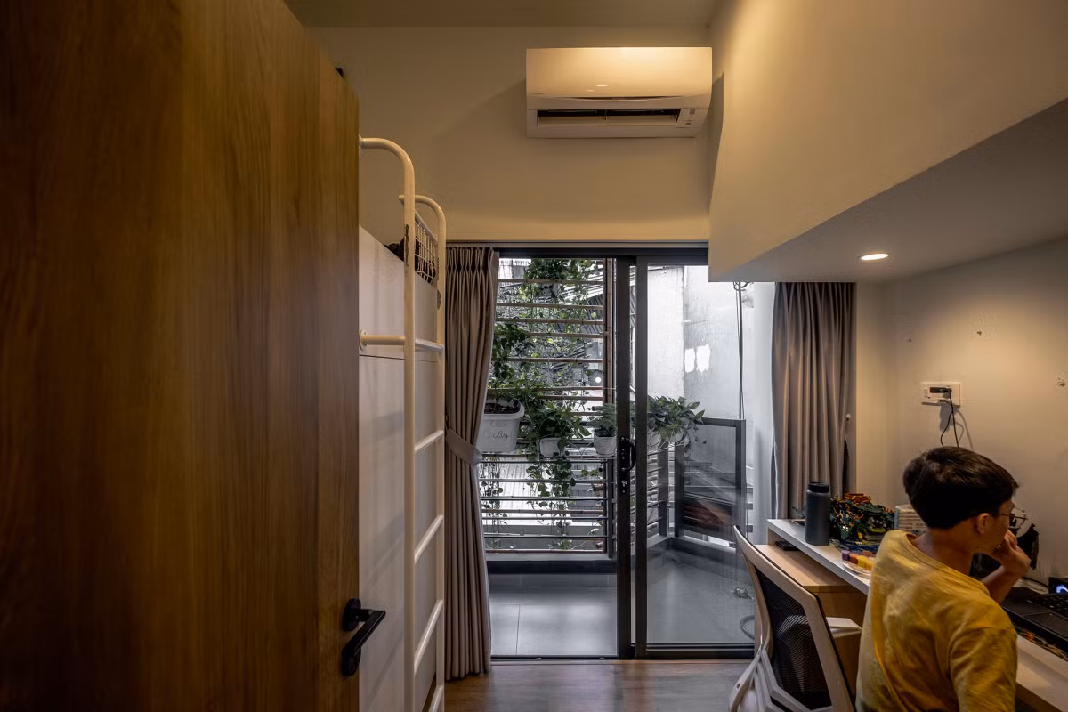 Góc học tập bố trí cạnh cửa sổ để lấy ánh sáng tự nhiên. Ảnh: Lưu Quốc Thịnh