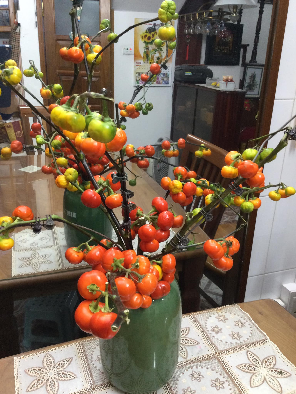 Mỗi mùa, nữ nghệ sĩ lại cắm một loài hoa khác nhau. Ảnh: FB Nguyễn Minh Vượng