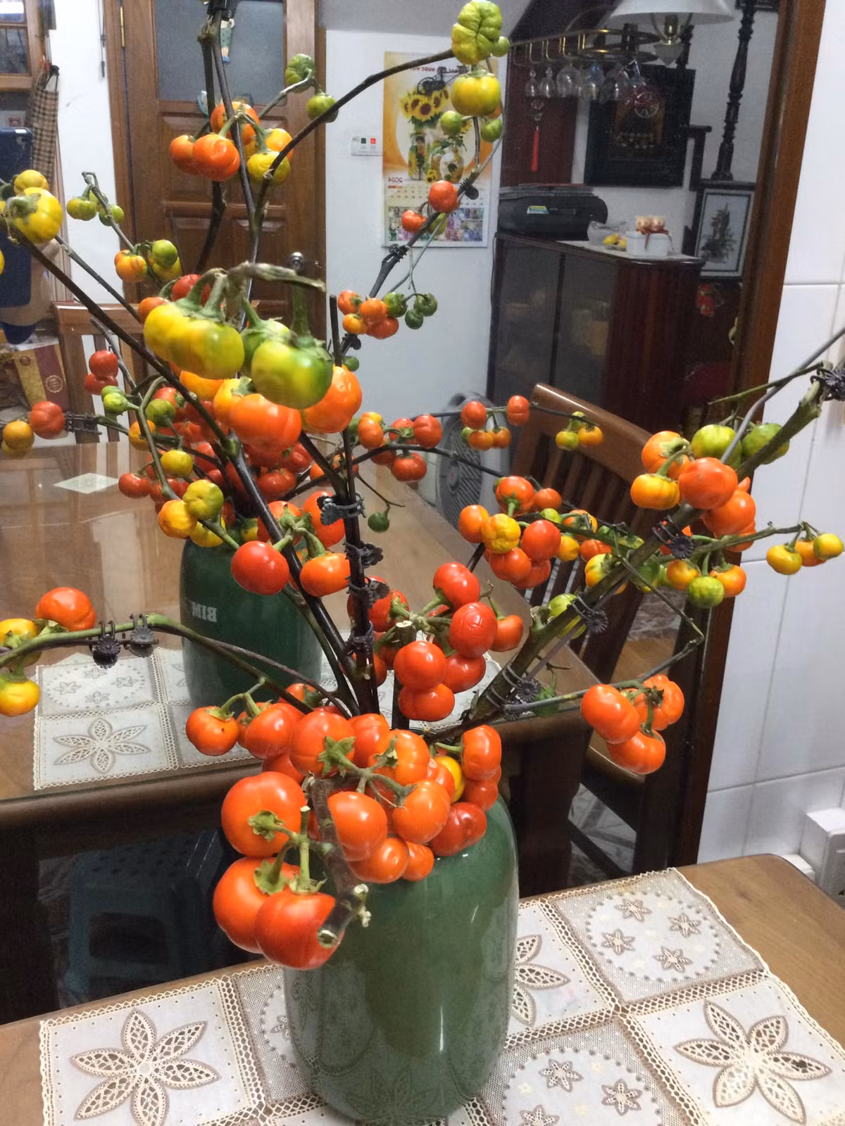 Mỗi mùa, nữ nghệ sĩ lại cắm một loài hoa khác nhau. Ảnh: FB Nguyễn Minh Vượng