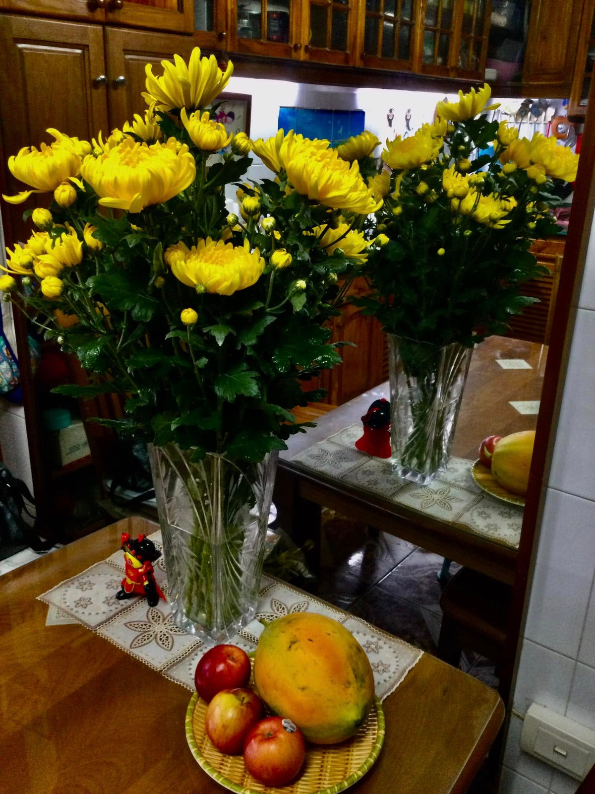 Thông qua những bức ảnh chia sẻ trên trang cá nhân, có thể thấy căn nhà của nghệ sĩ Minh Vượng luôn ngập tràn hoa tươi. Ảnh: FB Nguyễn Minh Vượng