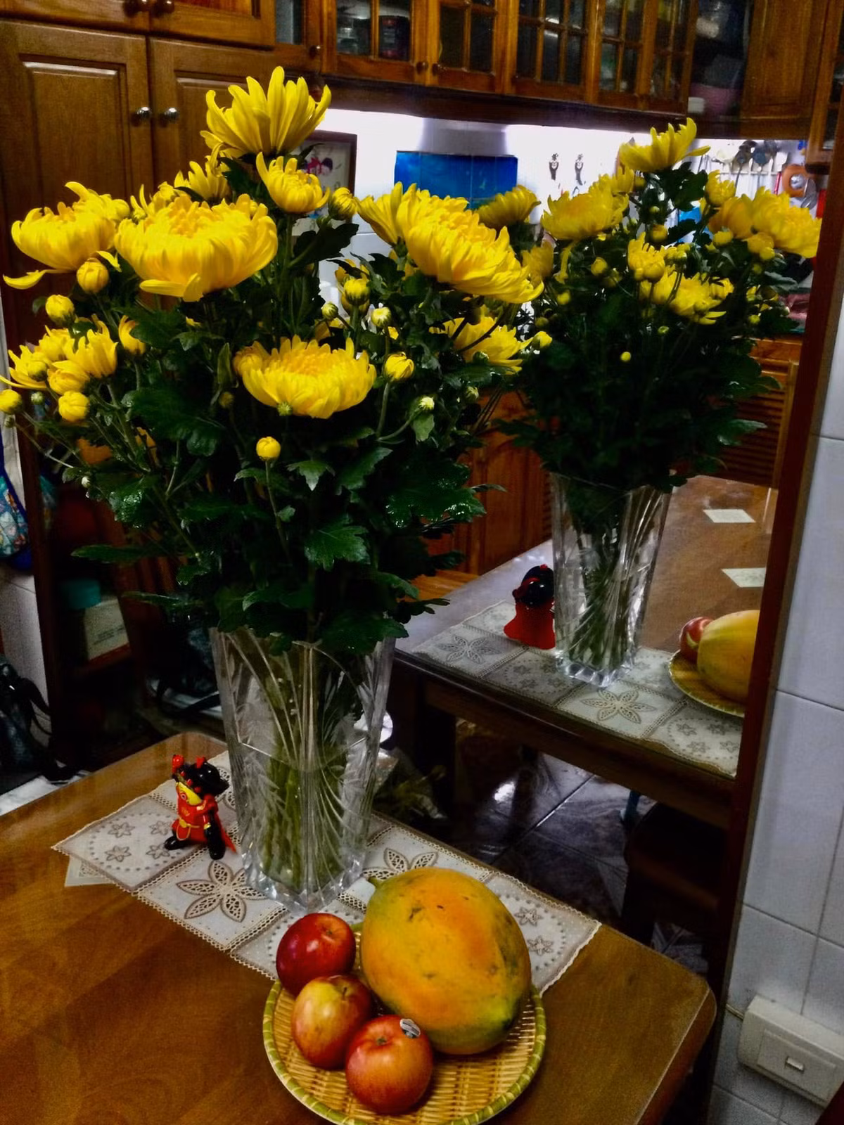 Thông qua những bức ảnh chia sẻ trên trang cá nhân, có thể thấy căn nhà của nghệ sĩ Minh Vượng luôn ngập tràn hoa tươi. Ảnh: FB Nguyễn Minh Vượng