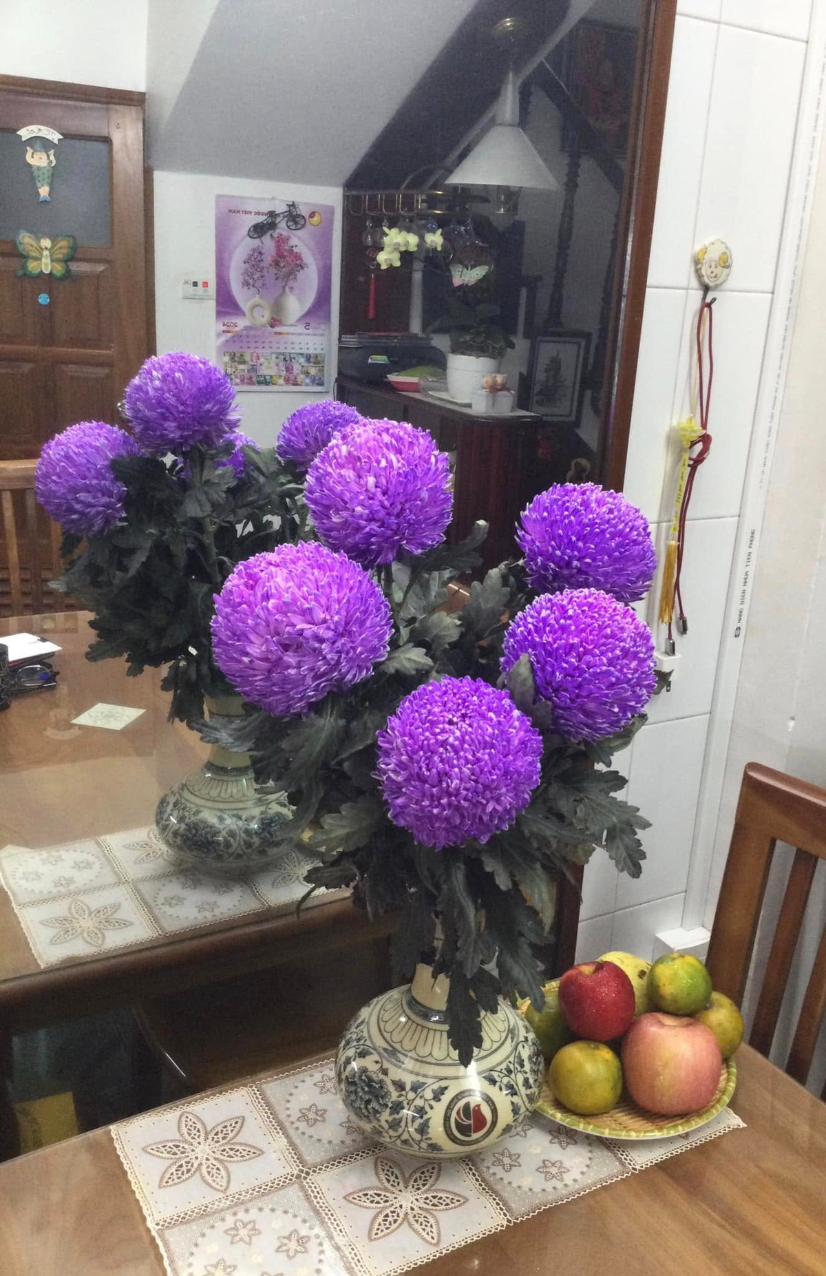 Căn nhà nhỏ trở nên sinh động, ngập sức sống nhờ những bình hoa xinh xắn. Ảnh: FB Nguyễn Minh Vượng