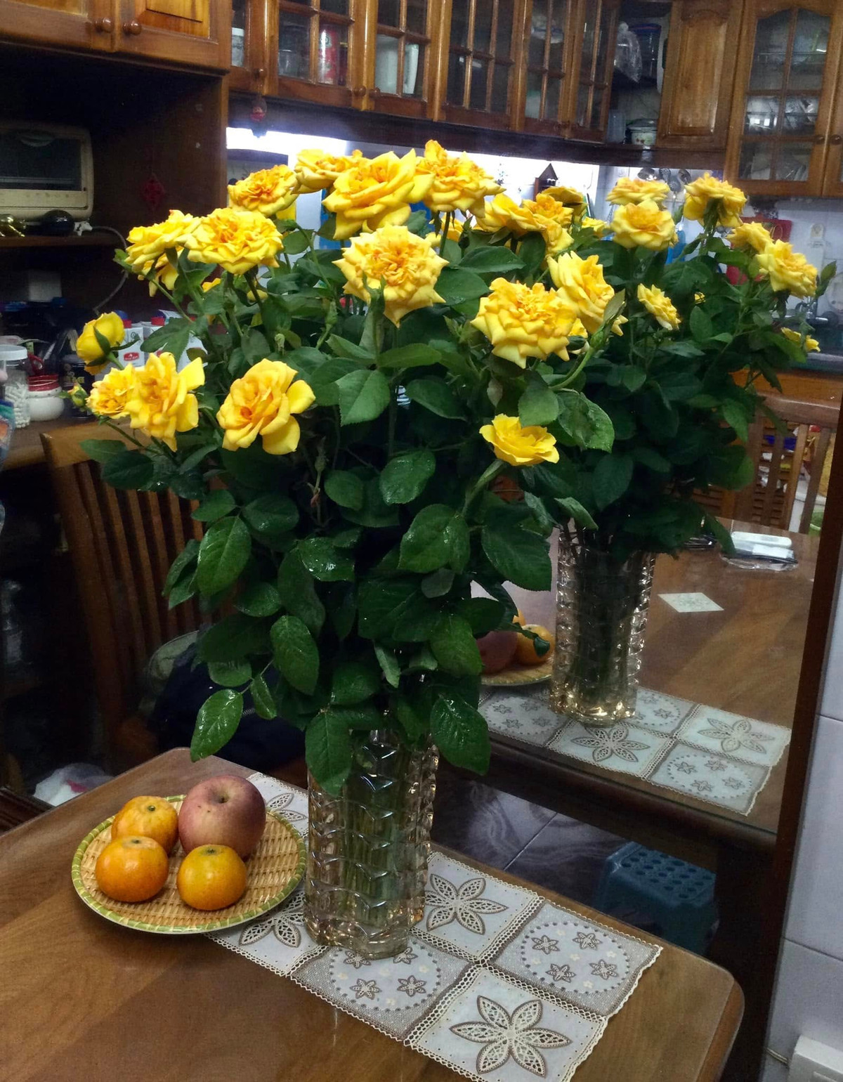 Hoa hồng vàng rực rỡ. Ảnh: FB Nguyễn Minh Vượng