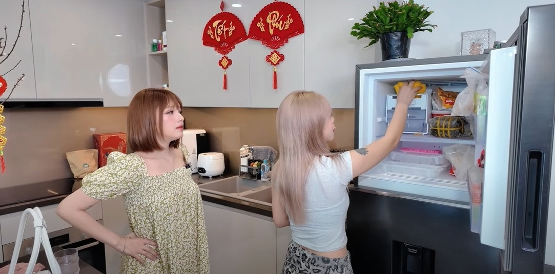 Tủ bếp gắn tường mùa trắng sang trọng. Ảnh chụp màn hình