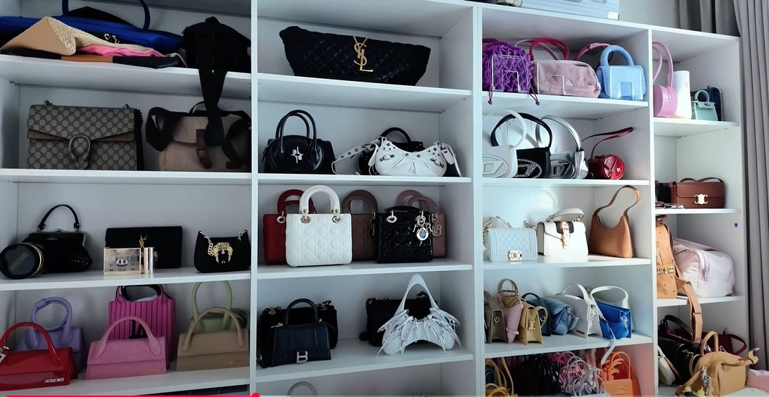 Xoài Non sở hữu bộ sưu tập rất nhiều loại túi, mắt kính...Ảnh chụp màn hình