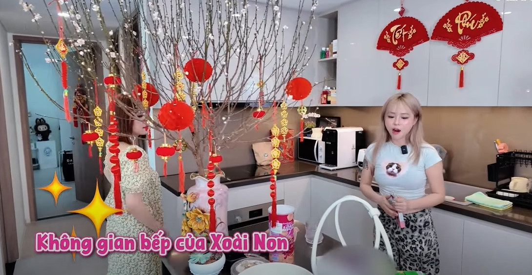 Nối liền với phòng khách là khu bếp, với đầy đủ tiện nghi, sạch sẽ. Ảnh chụp màn hình