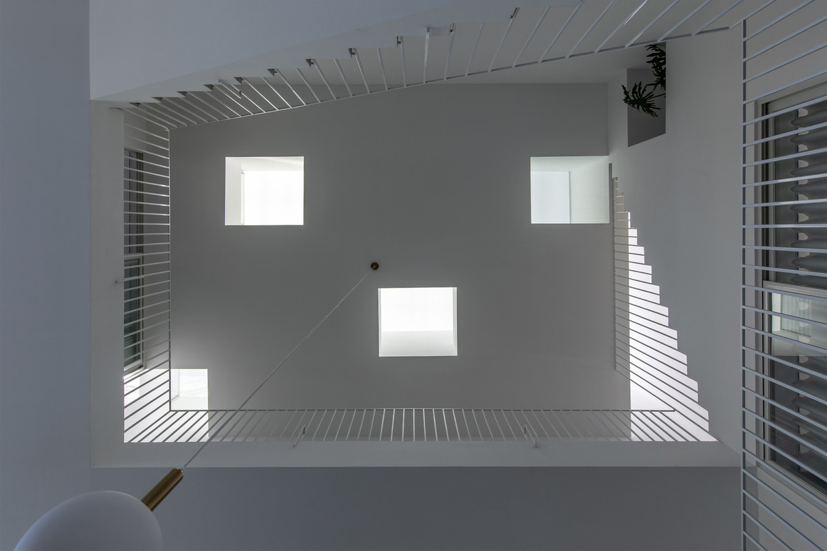 Phía trên sàn catwalk là 5 “hộp nhiệt đới”, mỗi hộp như những chiếc đèn chiếu sáng sân khấu. Thực chất, đây là các ô giếng trời giúp thông gió và cung cấp ánh sáng cho toàn bộ ngôi nhà 3 tầng. Ảnh: Hoàng Lê