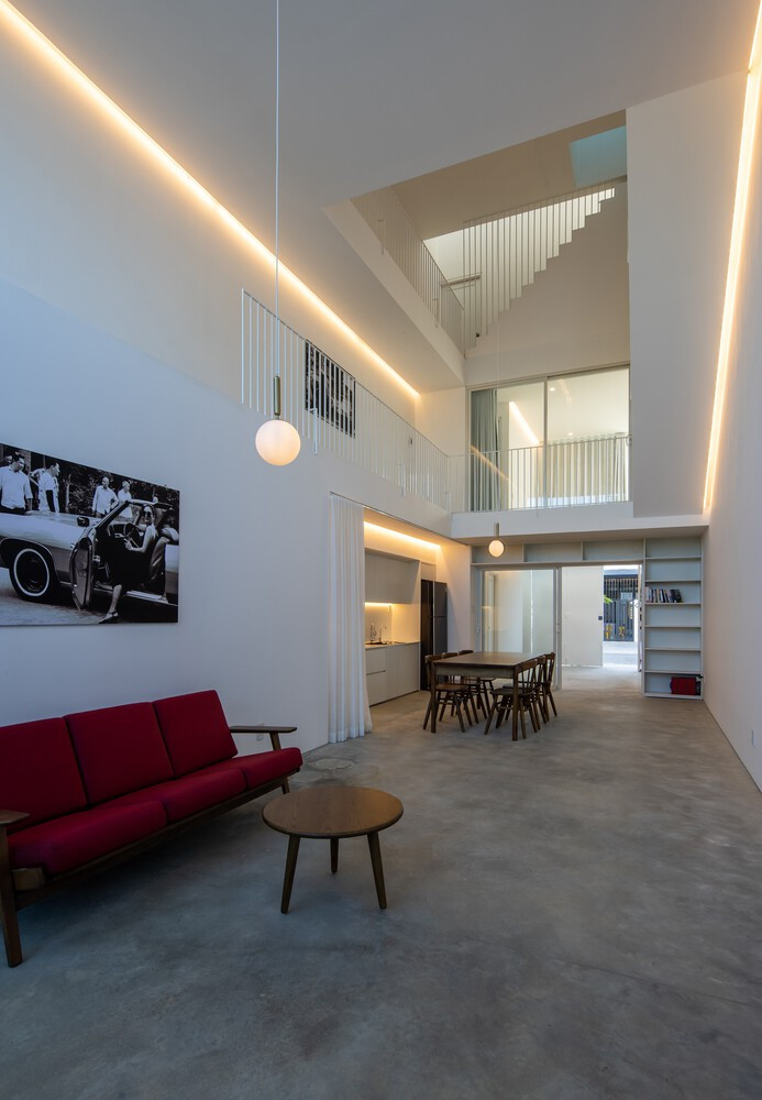 Các không gian hỗ trợ như bếp, phòng sinh hoạt và tủ quần áo được bố trí dọc theo bức tường bên. Ảnh: Hoàng Lê