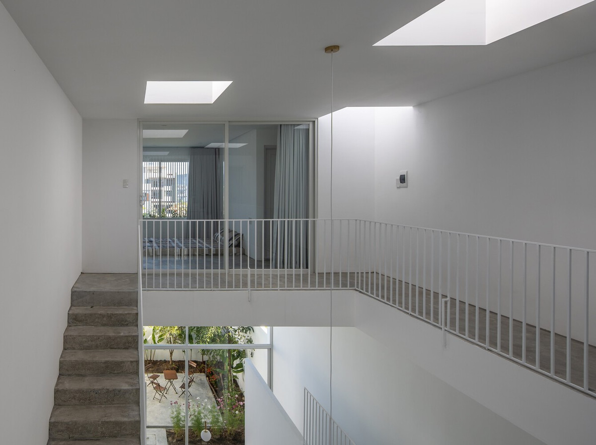 Với những giải pháp về kiến trúc và không gian, ngôi nhà không chỉ làm hài lòng gia chủ về sàn “catwalk” mà còn khiến họ bất ngờ bởi mỗi ngày rằm đều có thể ngắm trăng tuyệt đẹp ngay trên đầu. Ảnh: Hoàng Lê