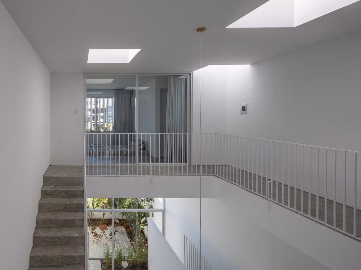 Với những giải pháp về kiến trúc và không gian, ngôi nhà không chỉ làm hài lòng gia chủ về sàn “catwalk” mà còn khiến họ bất ngờ bởi mỗi ngày rằm đều có thể ngắm trăng tuyệt đẹp ngay trên đầu. Ảnh: Hoàng Lê