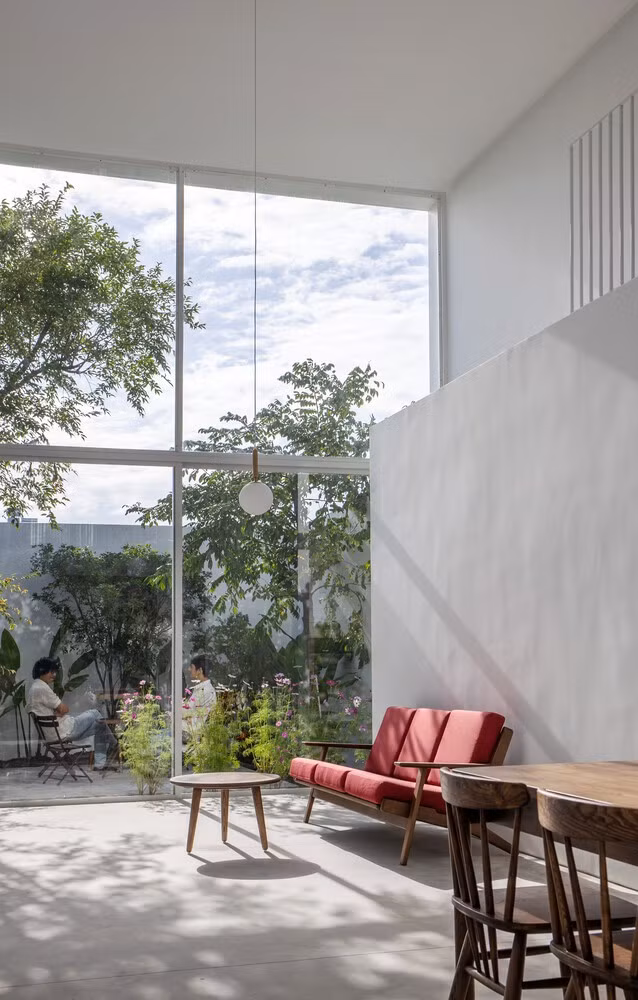 Tầng trệt được bố trí để tạo ra không gian mở ở phía sau tòa nhà, có vai trò quan trọng trong việc mở ra tầm nhìn từ bên trong, tạo cảm giác yên tĩnh. Ảnh: Hoàng Lê