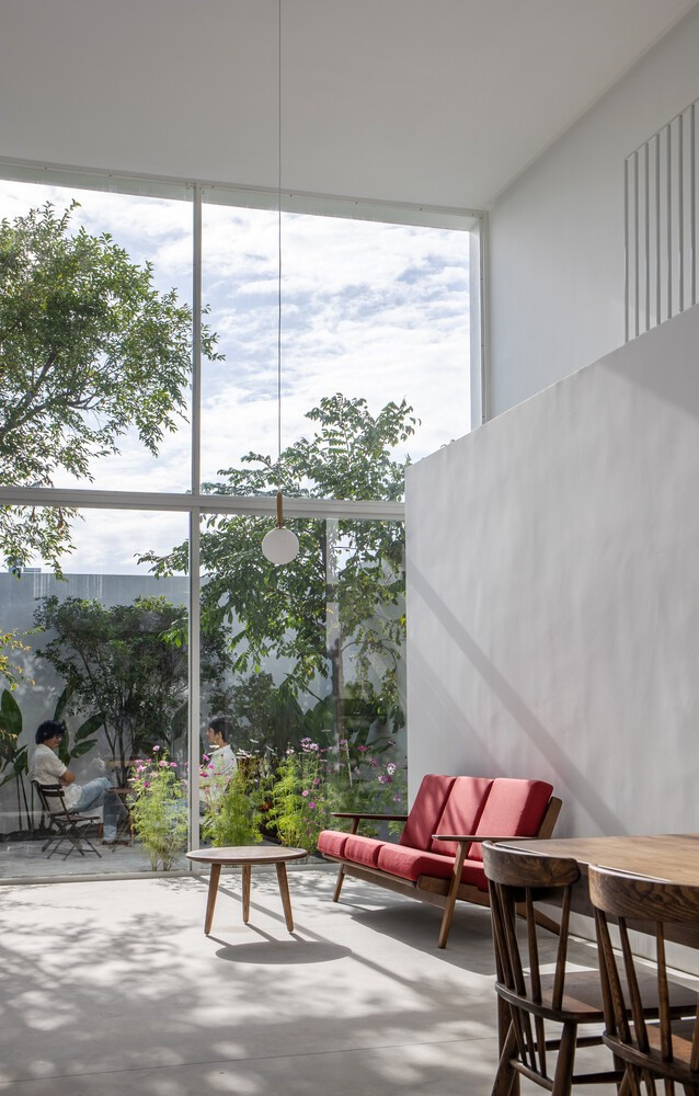 Tầng trệt được bố trí để tạo ra không gian mở ở phía sau tòa nhà, có vai trò quan trọng trong việc mở ra tầm nhìn từ bên trong, tạo cảm giác yên tĩnh. Ảnh: Hoàng Lê