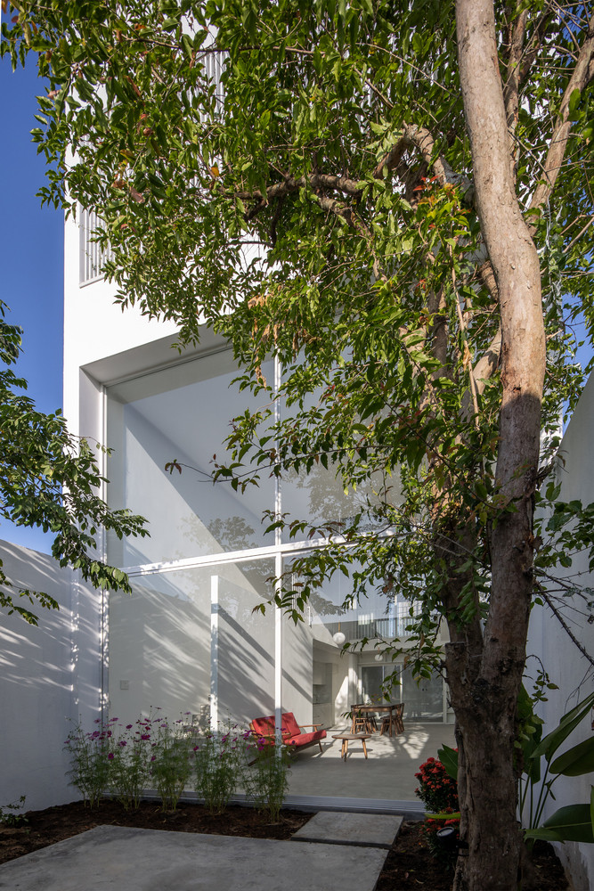 Bồn cây kết hợp lam sắt tạo bề mặt xanh hạn chế bức xạ trực tiếp của mặt trời cùng tiếng ồn và khói bụi cho mặt chính (hướng Tây Bắc) và mặt sau (hướng Đông Nam). Ảnh: Hoàng Lê