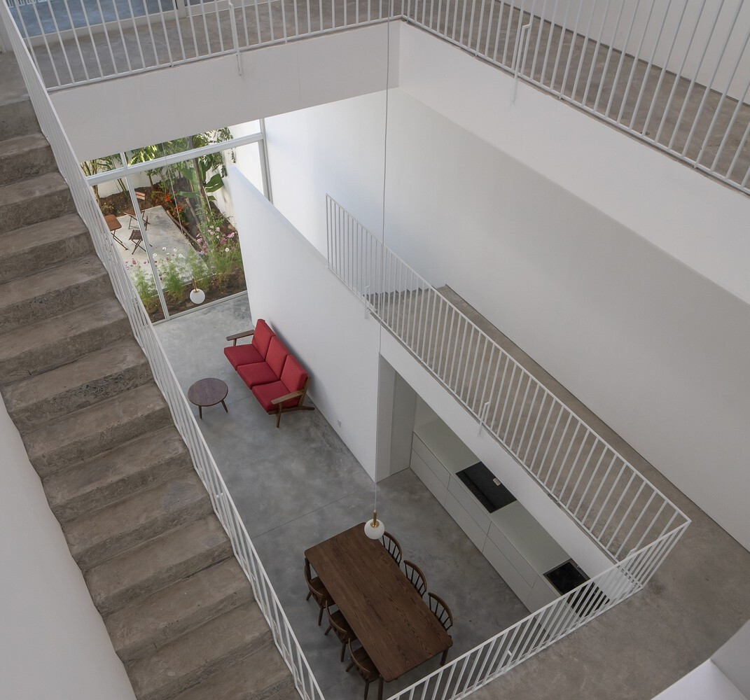 Lối đi “catwalk” được bắt đầu từ phòng khách phát triển tuyến tính theo chiều cao quanh một không gian thông tầng thu hẹp dần lên đến mái. Ảnh: Hoàng Lê