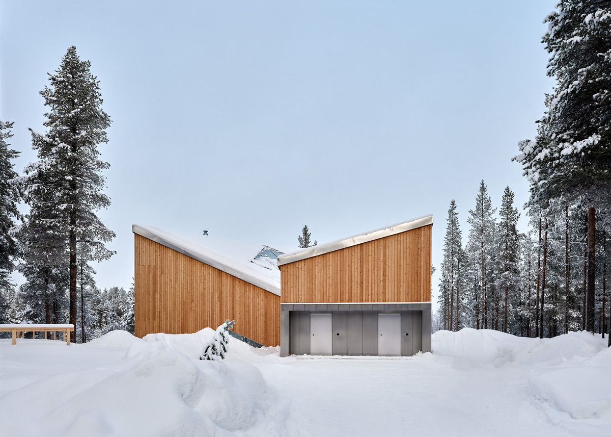 Căn biệt thự gồm hai khối nhà kết nối với nhau qua một hành lang. Ảnh: Marc Goodwin/Archmospheres