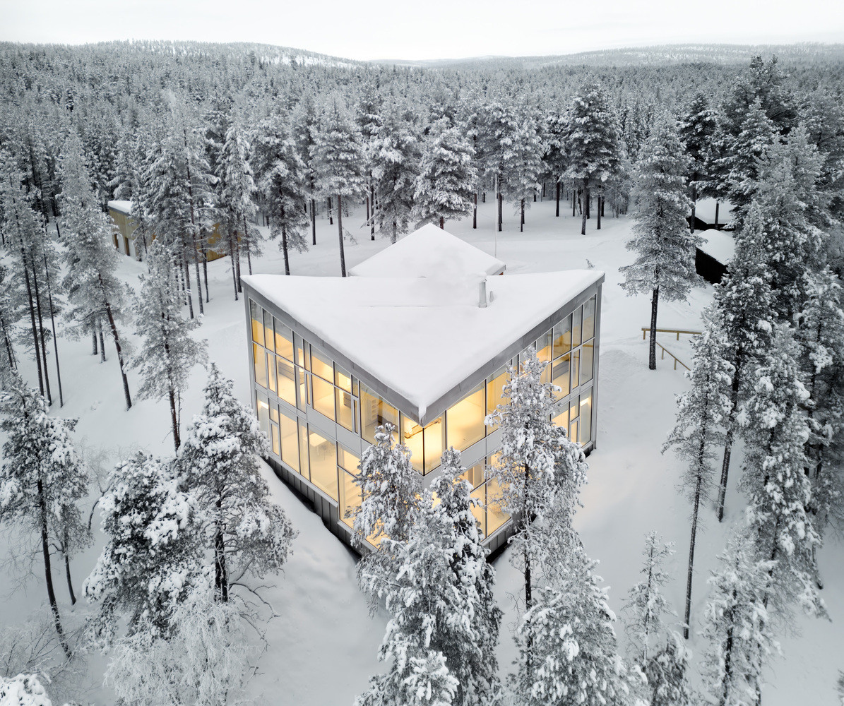 Để mang đến không gian sống gần gũi thiên nhiên, kiến trúc sư chọn thiết kế mở, sử dụng hệ vách kính bao bọc hai phía, giúp gia chủ ngắm nhìn dòng sông và rừng cây bên ngoài. Ảnh: Marc Goodwin/Archmospheres