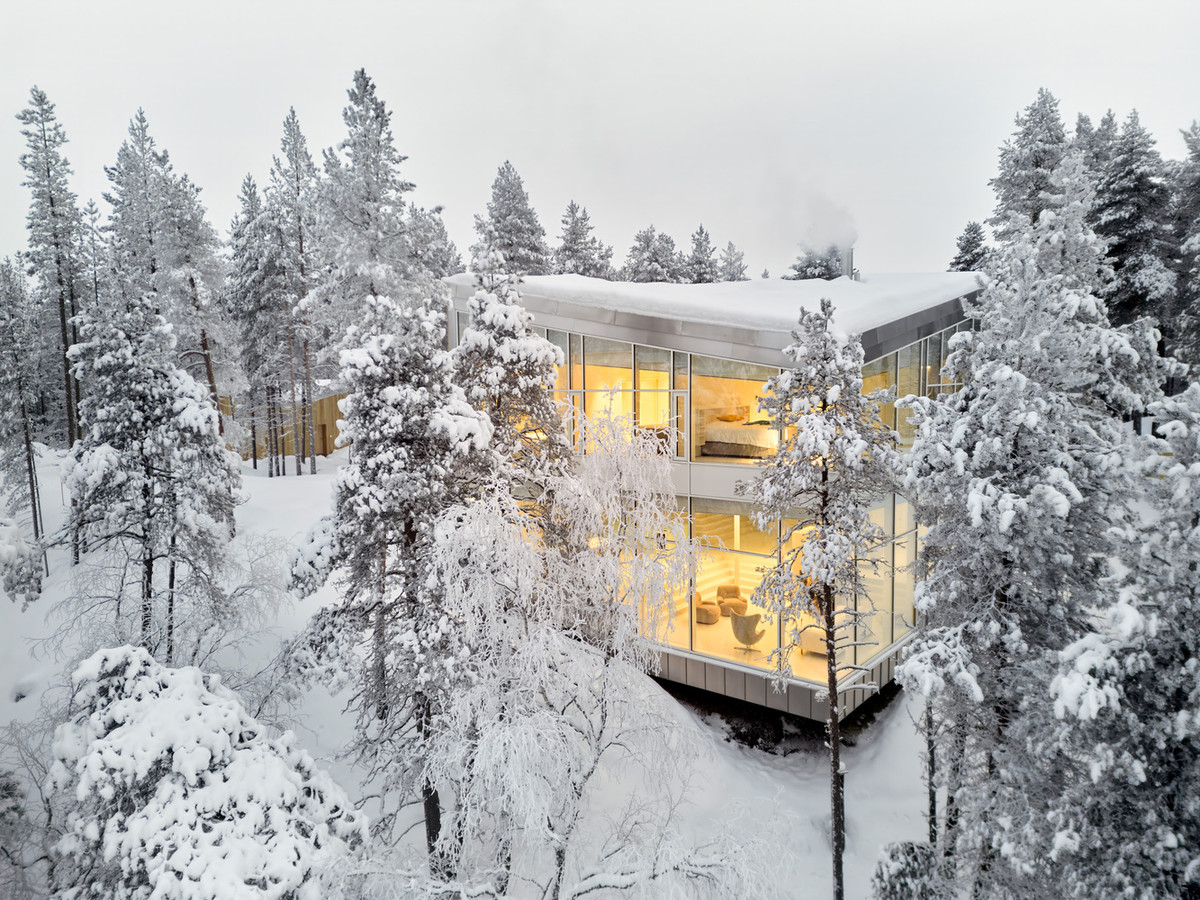 Hai mặt của khối nhà chính ốp toàn bộ kính sát trần, vừa tối ưu nguồn ánh sáng tự nhiên vừa tạo tầm nhìn thoáng rộng. Ảnh: Marc Goodwin/Archmospheres