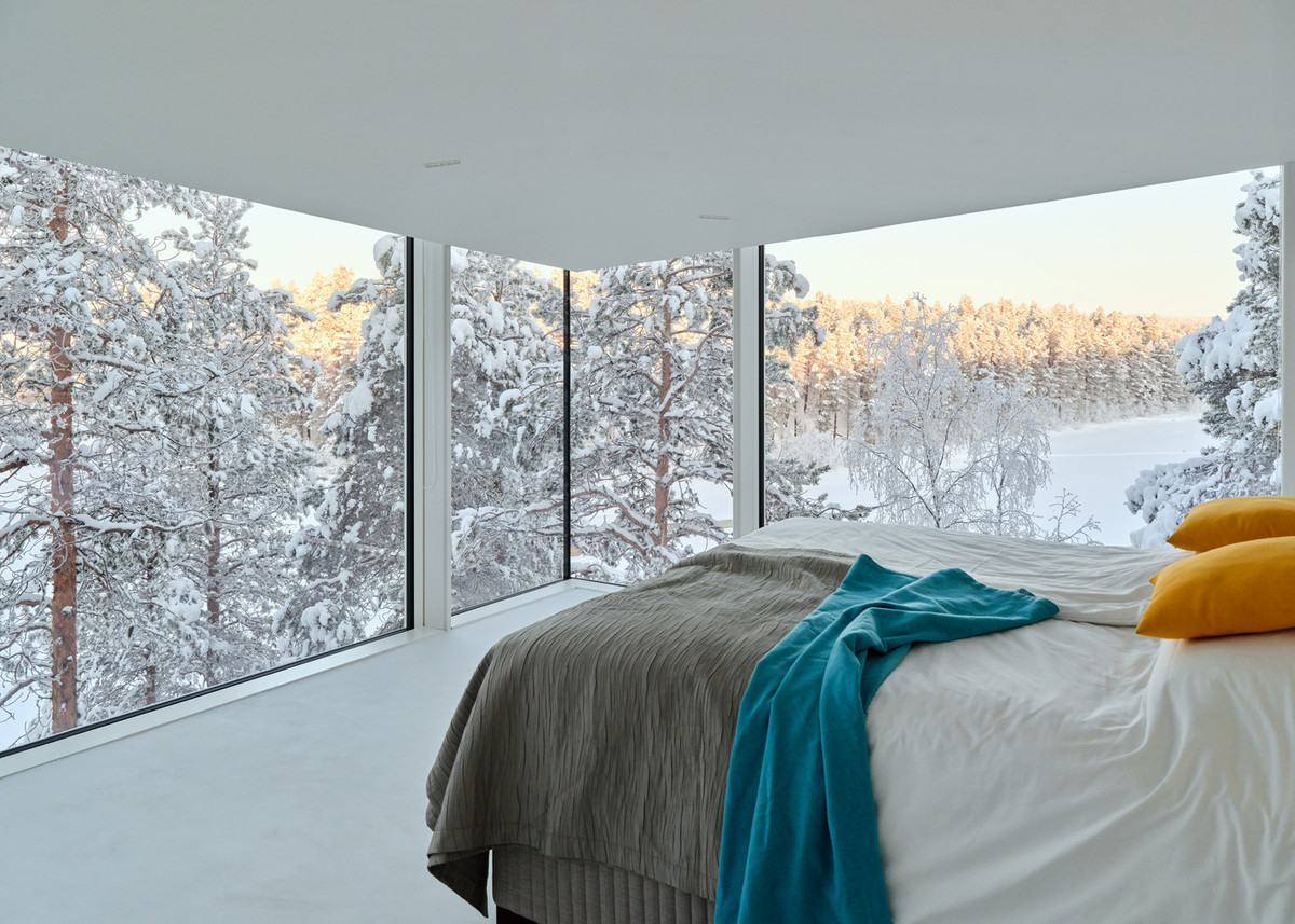 Phòng ngủ với tầm nhìn rộng mở ra hai hướng, có thể ngắm toàn cảnh thiên nhiên. Ảnh: Marc Goodwin/Archmospheres