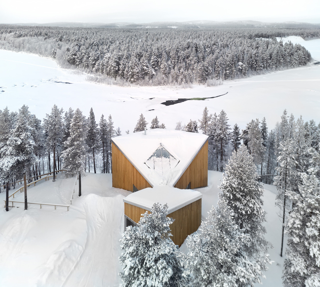  Biệt thự thiết kế tựa hình cánh diều tọa lạc trên bờ một khúc cua hình chữ L của sông Ivalo, nhìn ra thác ghềnh ở Phần Lan. Ảnh: Marc Goodwin/Archmospheres
