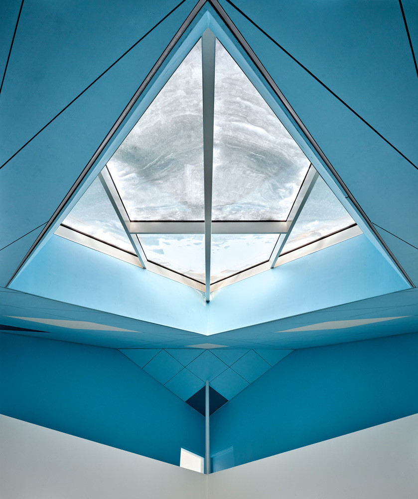 Trần nhà sơn nhiều màu sắc bắt mắt. Ảnh: Marc Goodwin/Archmospheres