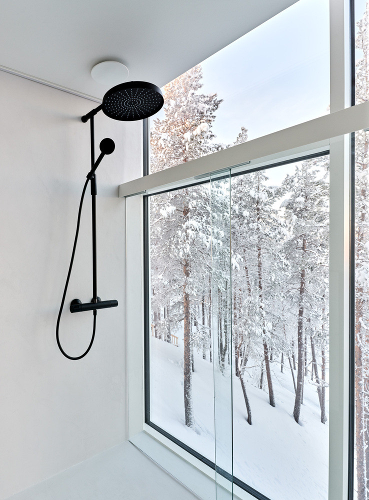 Từ phòng tắm cũng có thể ngắm quanh cảnh bên ngoài thông qua bức tường kính. Ảnh: Marc Goodwin/Archmospheres