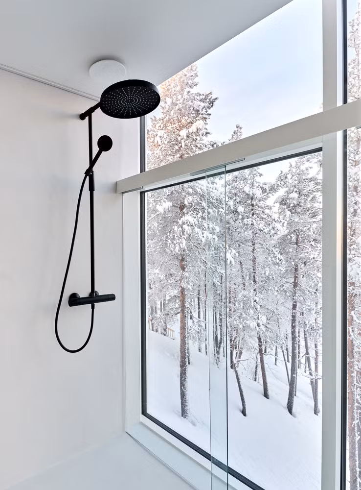 Từ phòng tắm cũng có thể ngắm quanh cảnh bên ngoài thông qua bức tường kính. Ảnh: Marc Goodwin/Archmospheres