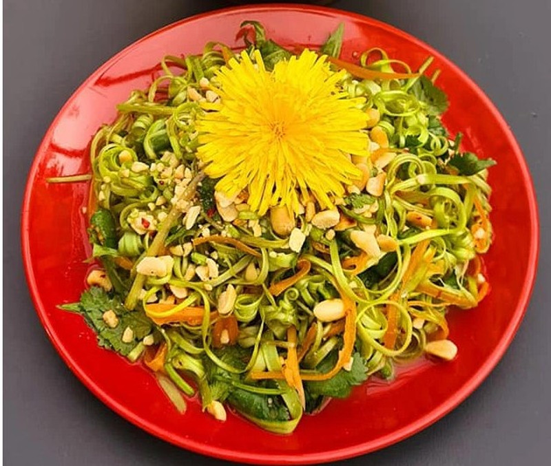Bồ công anh vốn có vị đắng nhưng khi kết hợp thành món ăn tạo nên mùi vị hấp dẫn, ngọt hậu. Ảnh: Internet